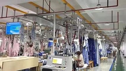 广角信息发布系统助力服装厂吊挂式流水线生产管理数字化与针纺织品销售优化